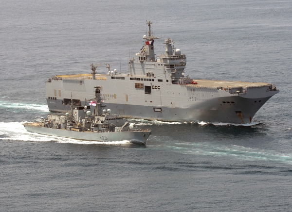 FS Mistral (L-9013) y HMS Argyll (F-231)