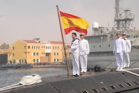 Arriado de la Bandera en el submarino "Siroco"