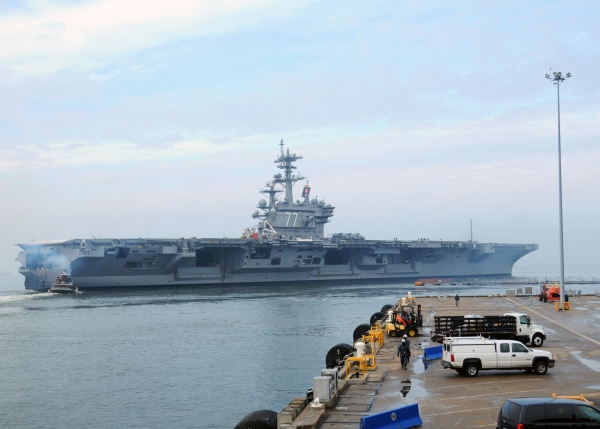 Salida del USS George H.W. Bush de la Base Naval de Norfolk
