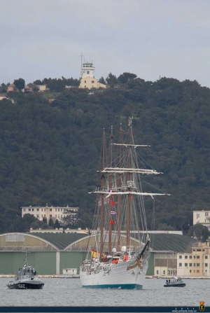 Buques Escuela "Juan Sebastian Elcano" entrando en Toulon