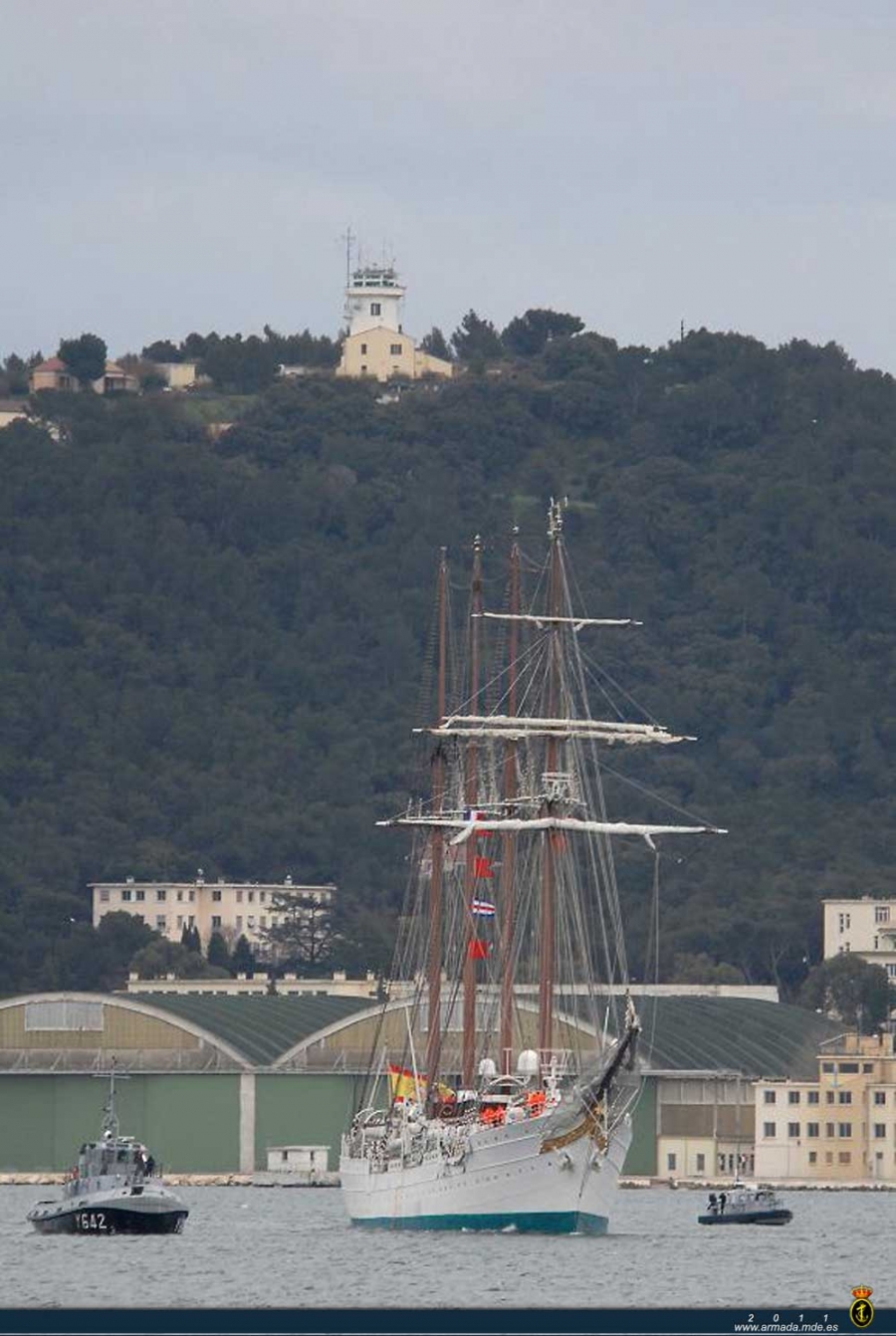Buques Escuela "Juan Sebastian Elcano" entrando en Toulon